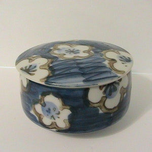 Trinket Dish, Lidded MANN Japan Blue White Trinket or Jewelry Dish