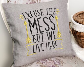 Humoristische huisbelettering - Excuseer de puinhoop, maar we wonen hier - borduurmachine ontwerp 4 maten
