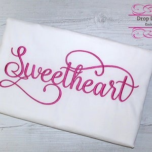 Sweetheart Maschine Stickerei Schrift Alphabet Design Datei vier Größen in BX, PES, JEF & andere Formate erhältlich