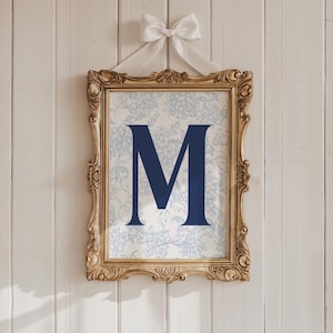 Pôster com letra inicial personalizada, decoração azul chinoiserie elegante, decoração com nome personalizado, decoração para quarto de faculdade, arte para dormitório chinoiserie personalizada, arte para impressão