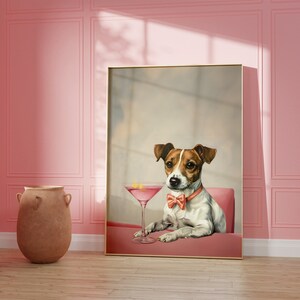 Puede incluir: Una pintura enmarcada de un Jack Russell Terrier con una pajarita rosa y sentado en una mesa con un c&oacute;ctel rosa. El perro est&aacute; mirando a la c&aacute;mara.