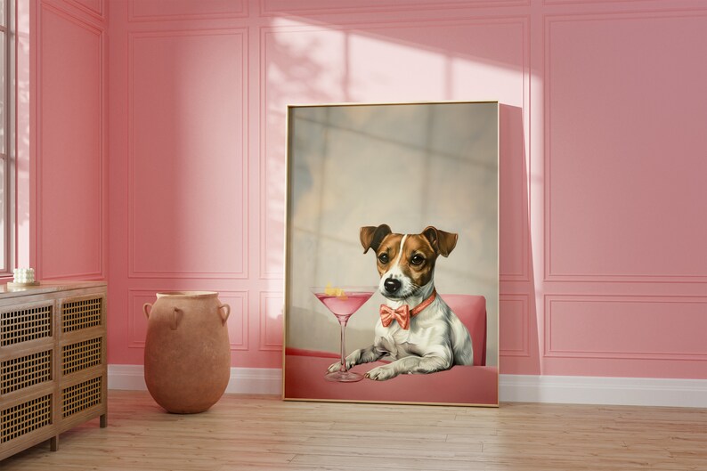 Puede incluir: Una pintura enmarcada de un Jack Russell Terrier con una pajarita rosa y sentado en una mesa con un c&oacute;ctel rosa. El perro est&aacute; mirando a la c&aacute;mara.