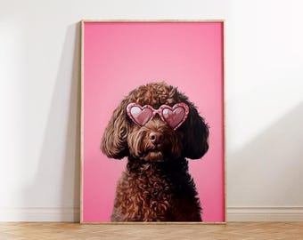 Puede incluir: Un perro marrón con gafas de sol de corazón rosa sobre un fondo rosa.