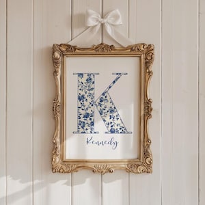 Póster con inicial personalizado, decoración azul chinoiserie preppy, decoración con nombre personalizado, decoración para habitación universitaria, arte chinoiserie personalizado para dormitorio, arte imprimible
