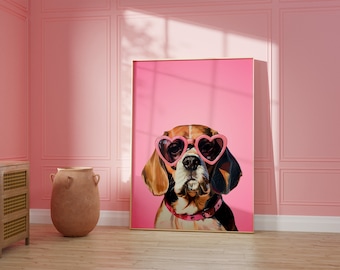 Puede incluir: Una impresión enmarcada de un perro beagle con gafas de sol de corazón rosa sobre un fondo rosa.
