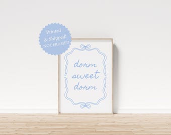 Stampa "Dorm Sweet Dorm", decorazione murale preppy blu per college.