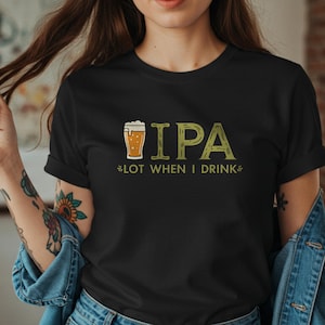 Op de afbeelding: Zwart t-shirt met de tekst "IPA" en een bierglasafbeelding. Onder de tekst staat de zin "LOT WHEN I DRINK". Het shirt is een casual stijl, geschikt voor dagelijks gebruik.