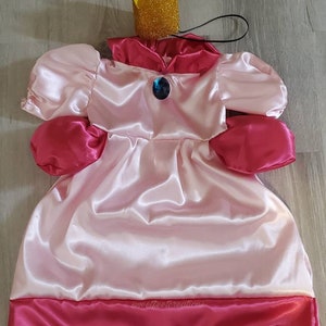 桃色のドレスと王冠