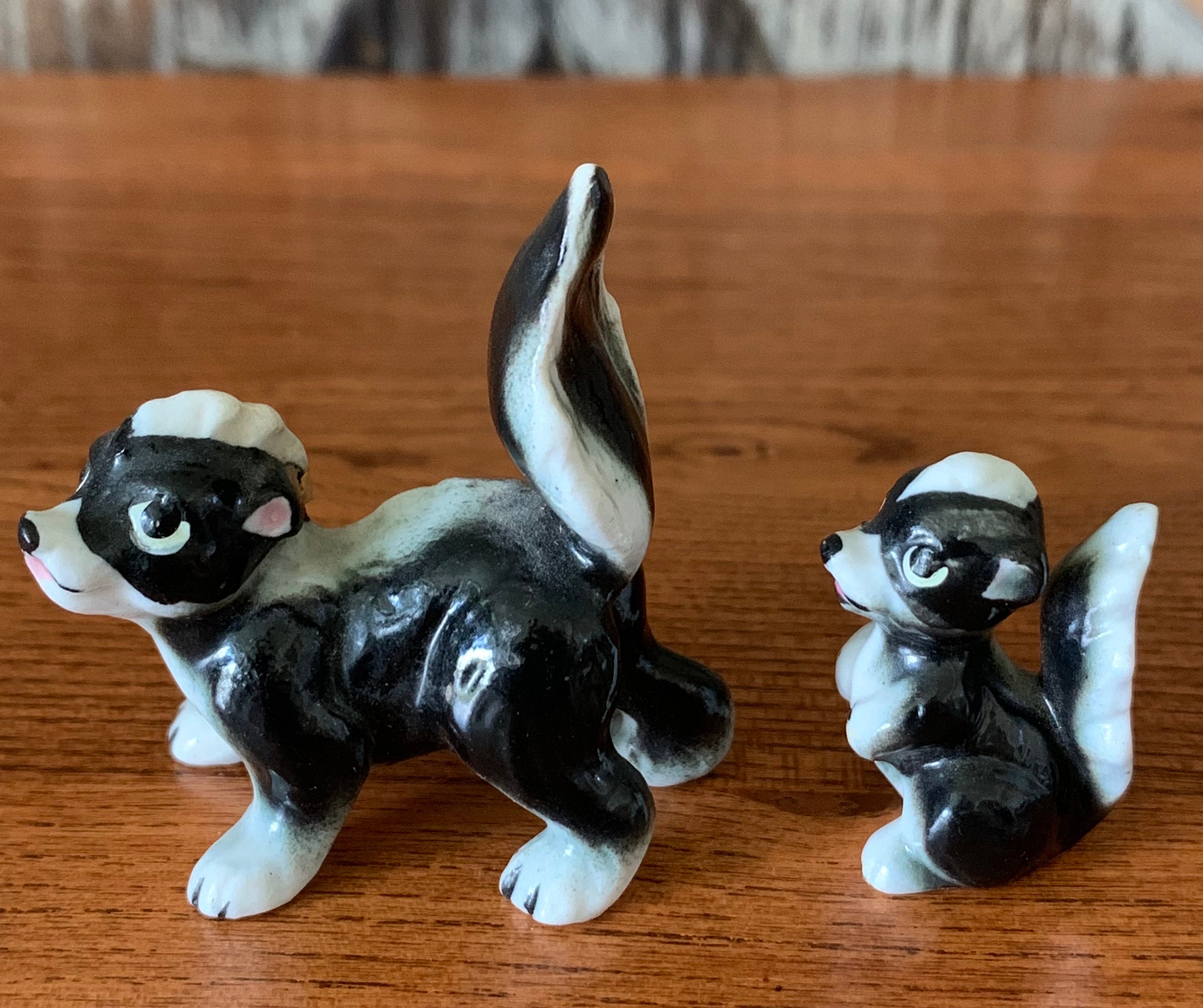 アンティーク スカンク フィギュア Vintage Porcelain Miniature Skunks Mother and Baby Figurines