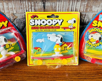 箱付き美品1993年製ヴィンテージSNOOPY ソルト＆ペッパー 2個セット Vintage Snoopy Offering of Mini Skateboard Collectable Toys With