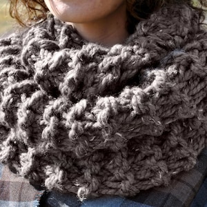 Outlander cowl: Knitting pattern for Claire&#39;s chunky scarf