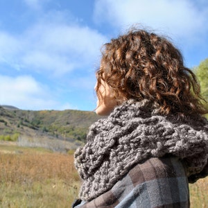 Outlander cowl: Knitting pattern for Claire's chunky scarf image 3