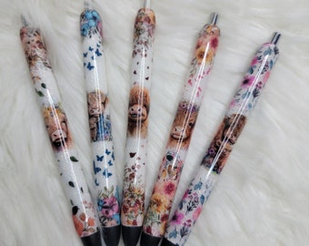 Puede incluir: Cinco bolígrafos blancos con purpurina y diseños florales. Cada bolígrafo presenta un diseño diferente de vaca de las Tierras Altas. Los bolígrafos tienen tinta negra.