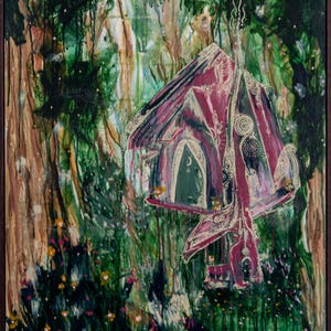 Op de afbeelding: Een abstract schilderij van een grillige structuur in een bosrijke omgeving. De structuur is voornamelijk bordeauxrood met witte decoratieve accenten, tegen een achtergrond van groene bladeren en bruine boomstammen. Het kunstwerk is ingelijst.