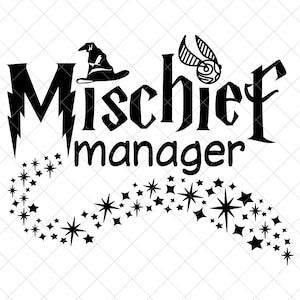 Könnte beinhalten: Schwarzweißes Grafikdesign mit dem Text "Mischief Manager" in einer stilisierten Schriftart. Ein schwarzer Hexenhut und ein goldener Schnatz sind im Design enthalten. Ein Sternenpfad befindet sich hinter dem Text.