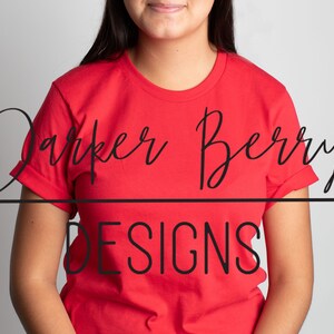 Bella Canvas 3001 czerwony T-shirt mock up, model mock-up, Ethnic female. Pusta koszulka, pobieranie cyfrowe, do Twoich projektów svg, png, jpeg.