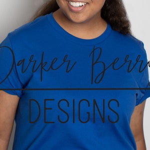 Bella Canvas 3001 Blue T-shirt mock up, model mock-up, kobieta. Pusta koszulka, pobieranie cyfrowe, do Twoich projektów svg, png, jpeg.