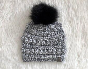 Bonnet bobine au crochet, chapeau au crochet, chapeau pompon, chapeau d’hiver, tuque, chapeau slouchy, chapeau épais, gris et blanc, chapeau adulte, prêt à expédier