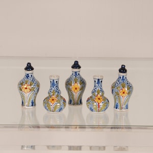 19th century Delft vases Dollhouse furniture