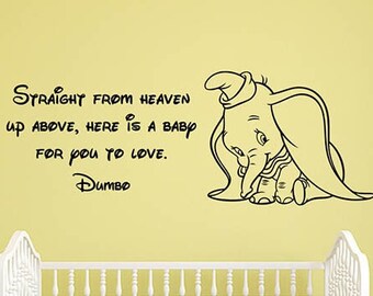 Puede incluir: Pegatina de pared en blanco y negro con un elefante bebé de Dumbo de Disney. La pegatina incluye la cita "Straight from heaven up above, here is a baby for you to love. Dumbo".