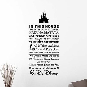 En esta casa hacemos Disney pared calcomanía vinilo pegatina Tinkerbell Mickey citas inspiradoras arte hogar niños habitación sala de juegos decoración cartel 89qz
