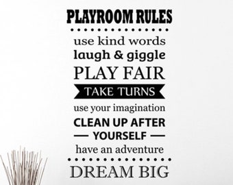 Peut inclure: Texte noir et blanc sur un mur blanc qui dit "PLAYROOM RULES" avec une liste de règles pour les enfants : "use kind words", "laugh & giggle", "PLAY FAIR", "TAKE TURNS", "use your imagination", "CLEAN UP AFTER - YOURSELF -", "have an adventure", "DREAM BIG".