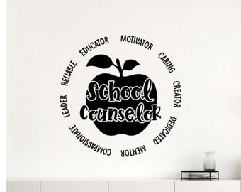 Peut inclure: Autocollant noir et blanc d'une pomme avec les mots "School Counselor" à l'intérieur. La pomme est entourée d'un cercle de mots décrivant les qualités d'un conseiller scolaire, notamment "Motivator", "Caring", "Creator", "Dedicated", "Mentor", "Compassionate", "Leader", "Reliable", "Educator".