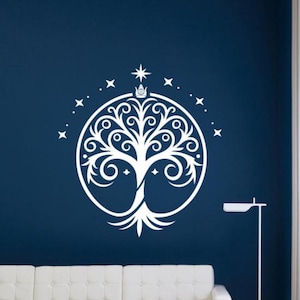 Könnte beinhalten: Weiße Vinyl-Wandaufkleber mit einem stilisierten Lebensbaum mit einem Stern und einer Krone oben. Der Baum ist von einem Kreis und kleinen Sternen umgeben.