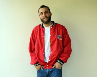 Vintage jaren 80 rood satijnen bomberjack, windjack met Amerikaanse vlag patch, uniseks // L XL