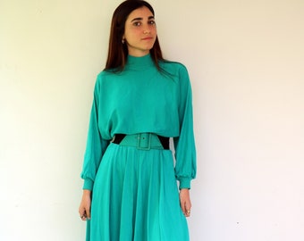 Vestido midi verde vintage dos anos 80 com gola alta, manga dolmã e saia ampla com cinto // Tamanho P/M