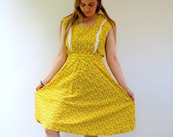 Pinafore Dress, Vintage 70s 1970s Boho Hippie Floral  Yellow Lace Cotton Apron Midi Summer Empire Waist Hippy Dress // S/M