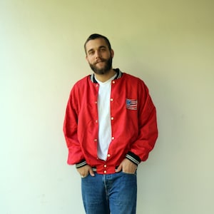Vintage 80s Red Windbreaker Jacket – USA Flag Patch Satin Bomber Boho Sport Unisex Streetwear // L/XL