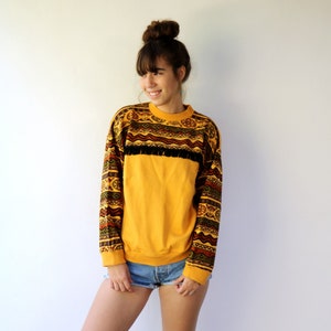 Felpa vintage anni &#39;80-&#39;90 con frange astratte, girocollo in cotone giallo, manica lunga, stile boho geometrico // S M