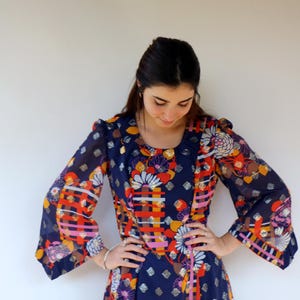 Vintage 60er 70er Jahre Chiffon Maxi Kleid, blaues Geometrisches Print Kleid mit Metallic Gold Silber Fäden, Abendkleid mit ausgestellten Ärmeln // M L