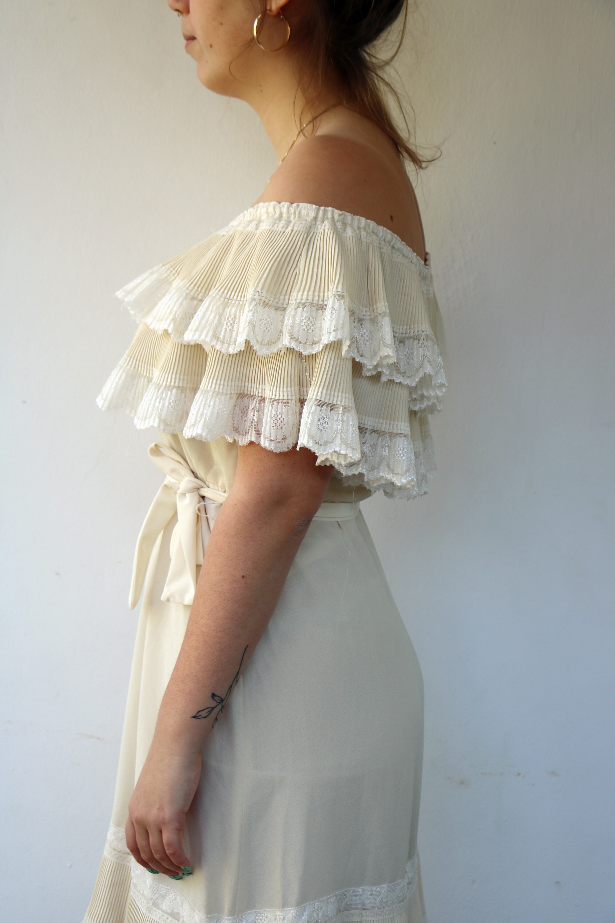 ◆Loulouseoul◆ 1970s Off Shoulder Dress Ivory Vintage 70s/80s Off-shoulder Dress – Cream Ruffled Tiered