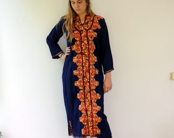 Vintage 70er Bestickter Kaftan Maxi Kleid, Navy Blau Folklore Rot Orange Stickerei // S/M