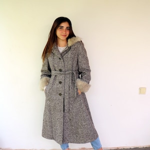 Vintage 60er Jahre Mantel aus Tweed mit Kapuze und Kunstpelzgürtel im Boho Style Cottagecore // S/M