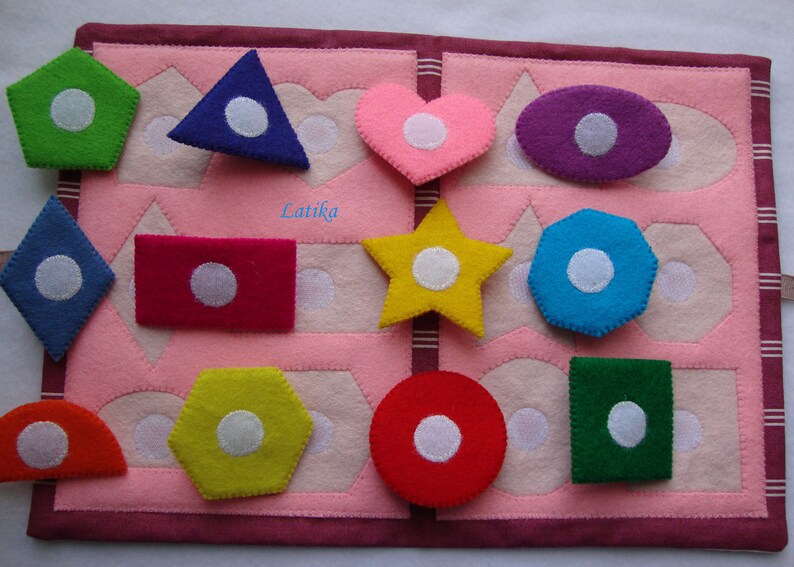Развивающие игры из фетра. Пособия из фетра. Пособия из фетра в детском саду. Игрушки для развития сенсорики. Фетровая развивающая книжка.