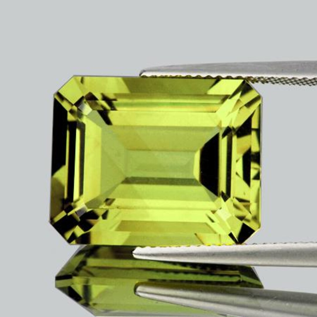 13 x 11 mm { 7.01 cts} 八角形エメラルドカット AAA ファイア
