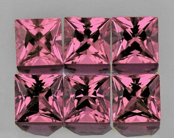 Puede incluir: Seis piedras preciosas cuadradas de color rosa, cada una con un corte facetado, dispuestas en dos filas de tres.