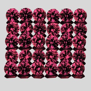 Puede incluir: Una colección de gemas redondas y facetadas en un vibrante color magenta. Cada gema tiene una estructura interna compleja, creando un efecto brillante. Las gemas están dispuestas en un patrón de cuadrícula sobre un fondo gris claro.