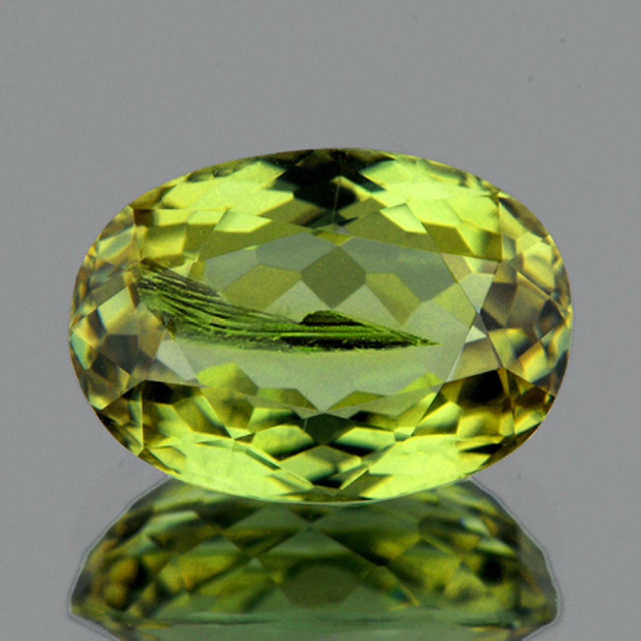 カラーチェンジ ダイアスポア 9.12 カラット オーバル 17x11.5 mm、SI