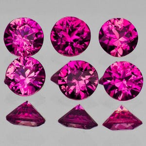 Puede incluir: Nueve gemas facetadas, de corte redondo, de color rosa intenso. Las gemas están dispuestas en tres filas, con las filas superior y media mostrando la vista superior de las piedras, y la fila inferior mostrando una vista lateral. Las gemas tienen un corte brillante.