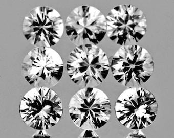Pode incluir: Nove gemas redondas facetadas transparentes dispostas em uma grade de três por três.