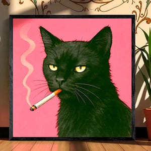 Könnte beinhalten: Gerahmter Kunstdruck mit einer schwarzen Katze mit gelben Augen, die eine Zigarette raucht. Die Katze ist vor einem rosa Hintergrund platziert, mit Rauch, der von der Zigarette aufsteigt. Das Kunstwerk ist in einem schwarzen Rahmen.