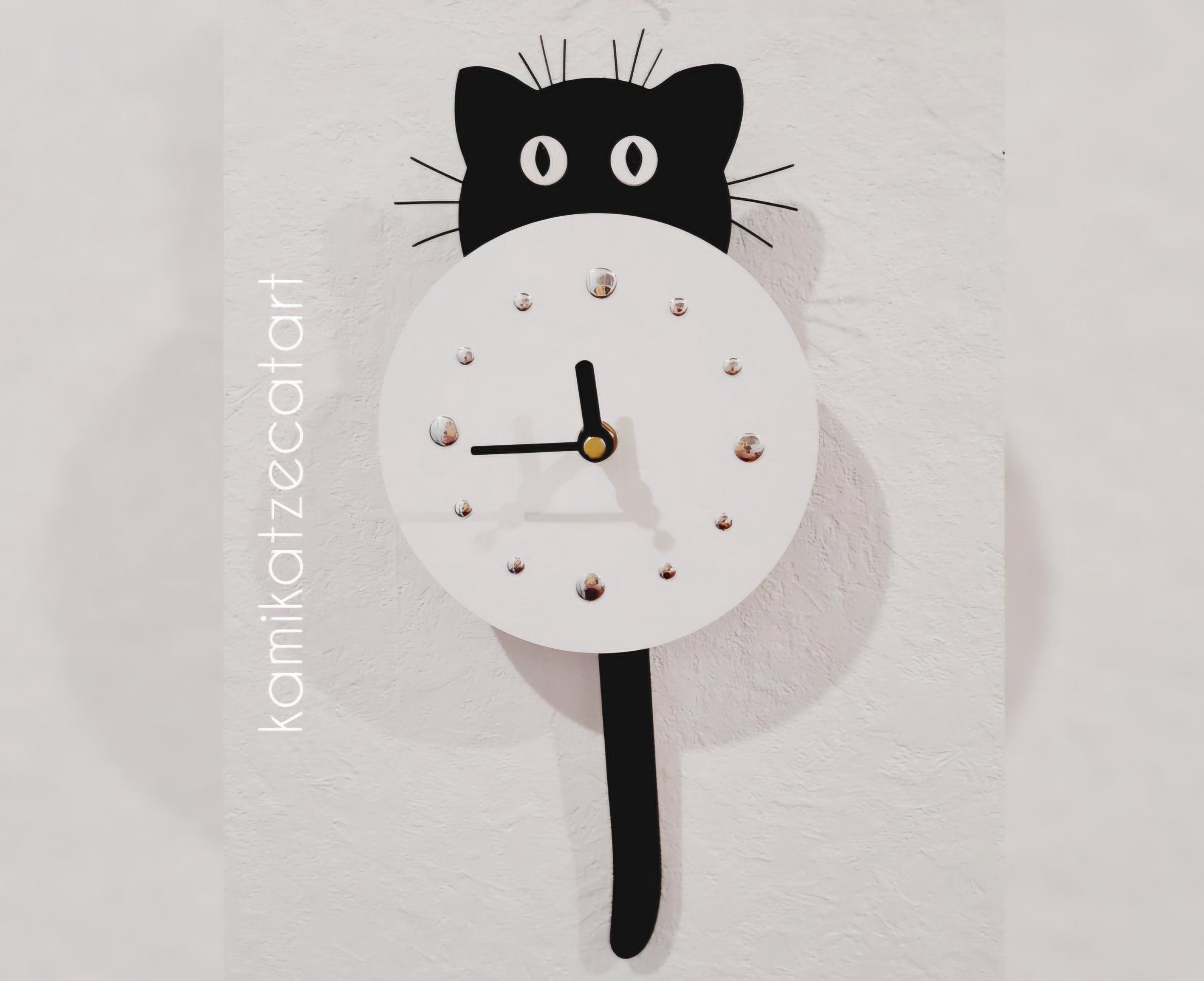 Reloj de gato que mueve la cola sale