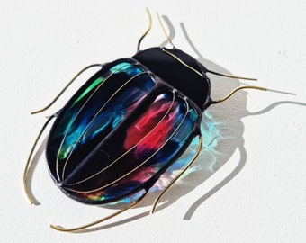 Petit vitrail scarabée multicolore - arc en ciel. Insecte en verre. Symbole protection & porte bonheur. Décor mur. Attrape soleil. Curiosité