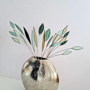 Feuille stylisée en vitrail sur tige. Création bouquet fleurs verre. Décoration pic plante pot. Feuillage. Cadeau fête mères. Fleurs mariage