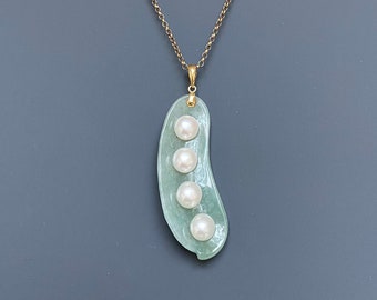 Vintage 14k gold, jade and cultured pearl pea pod necklace