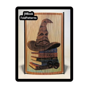 Op de afbeelding: Een bruine en zwarte tovenaarshoed zit bovenop een stapel boeken met titels als "Magie" en "Avonturen in de magie". De boeken zijn gestapeld op een houten basis.